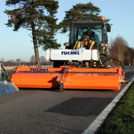 Balayeuse montée sur tracteur, utilisée pour nettoyer les routes
