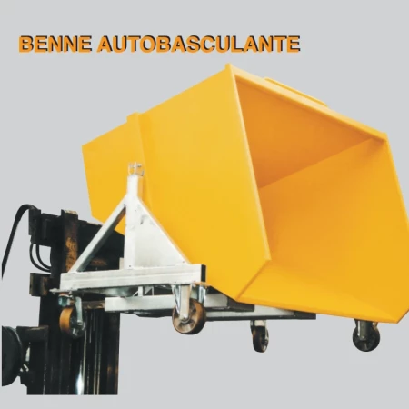 Benne autobasculante jaune montée sur un chariot élévateur pour déchargement automatique
